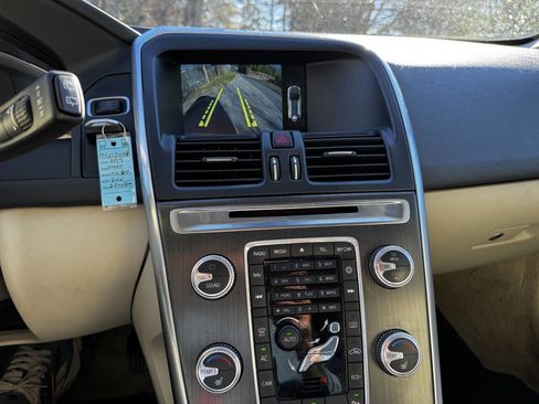 Used 2015 Volvo XC60 T5 Premier w/ Proximity Package image 18