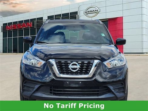 Used 2018 Nissan Kicks SV image 2