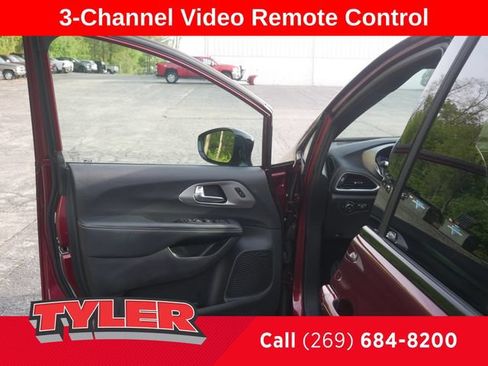 Used 2023 Chrysler Pacifica Limited w/ Uconnect Theater Family Group FWD image 21