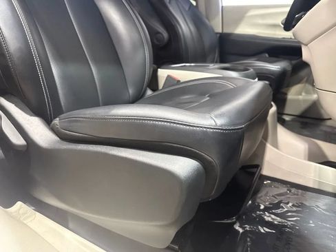 Used 2023 Chrysler Pacifica Touring-L FWD image 95