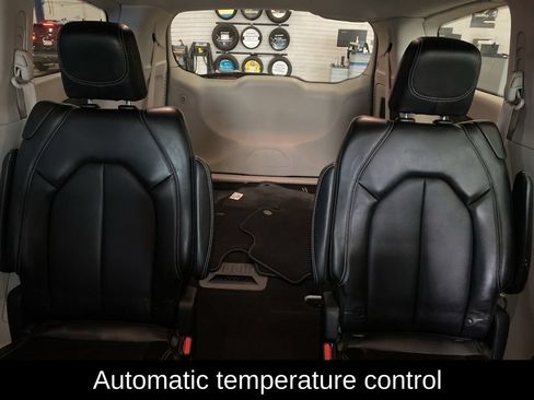 Used 2024 Chrysler Pacifica Touring-L FWD image 11