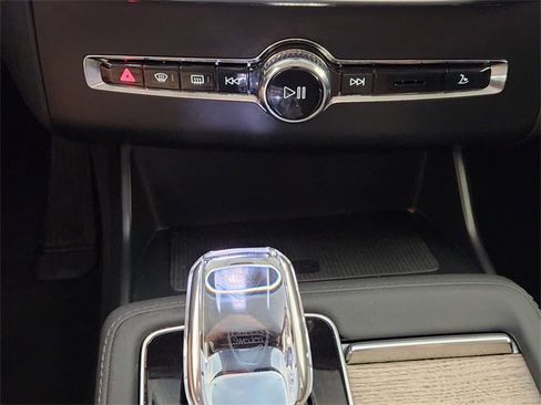 Used 2025 Volvo XC90 B5 Plus image 18