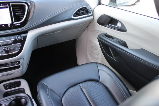 Used 2024 Chrysler Pacifica Limited FWD image 36