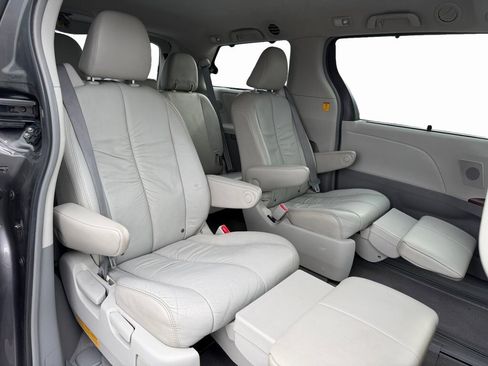 Used 2011 Toyota Sienna XLE image 18