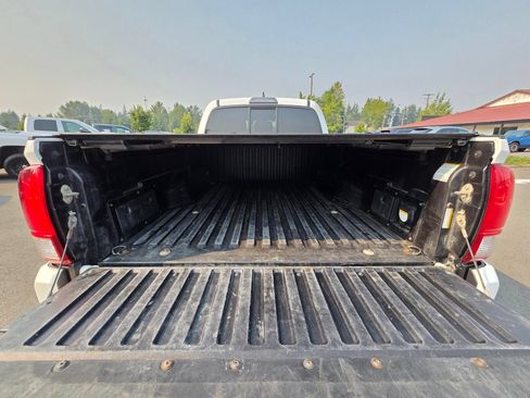 Used 2016 Toyota Tacoma TRD Sport AWD/4WD image 9
