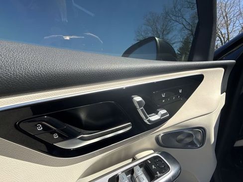 Used 2025 Mercedes-Benz GLC 300 image 12