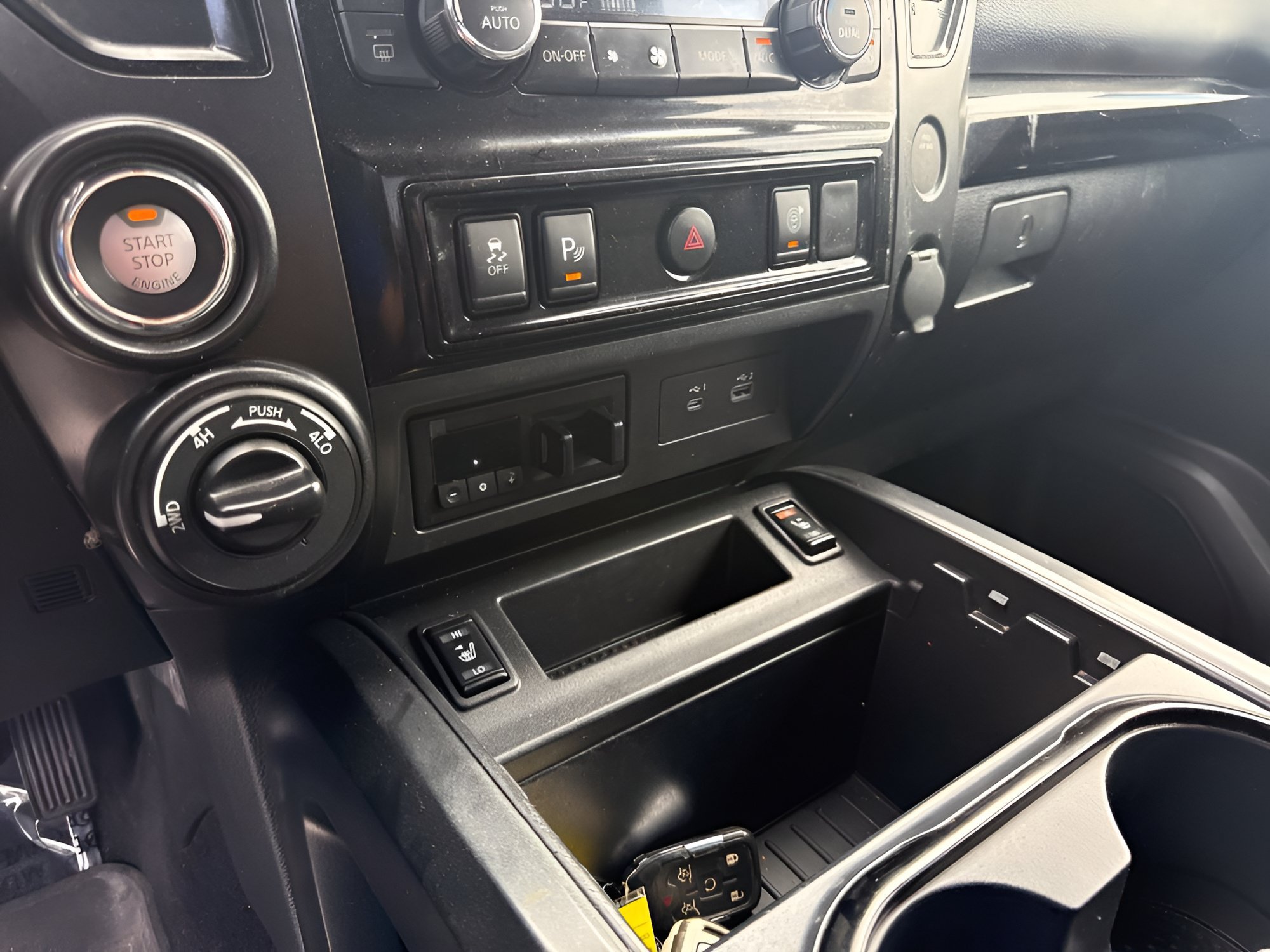 Used 2023 Nissan Titan SV w/ SV Convenience Package AWD/4WD image 30