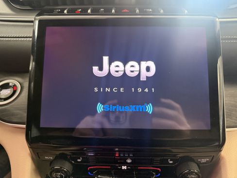 Used 2024 Jeep Grand Cherokee Limited AWD/4WD image 23