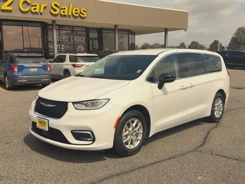 Used 2024 Chrysler Pacifica Touring-L FWD image 4
