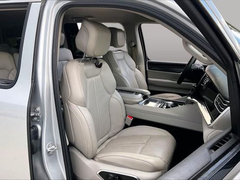 Used 2022 Jeep Wagoneer Series III w/ Flexible Seating Group AWD/4WD image 9