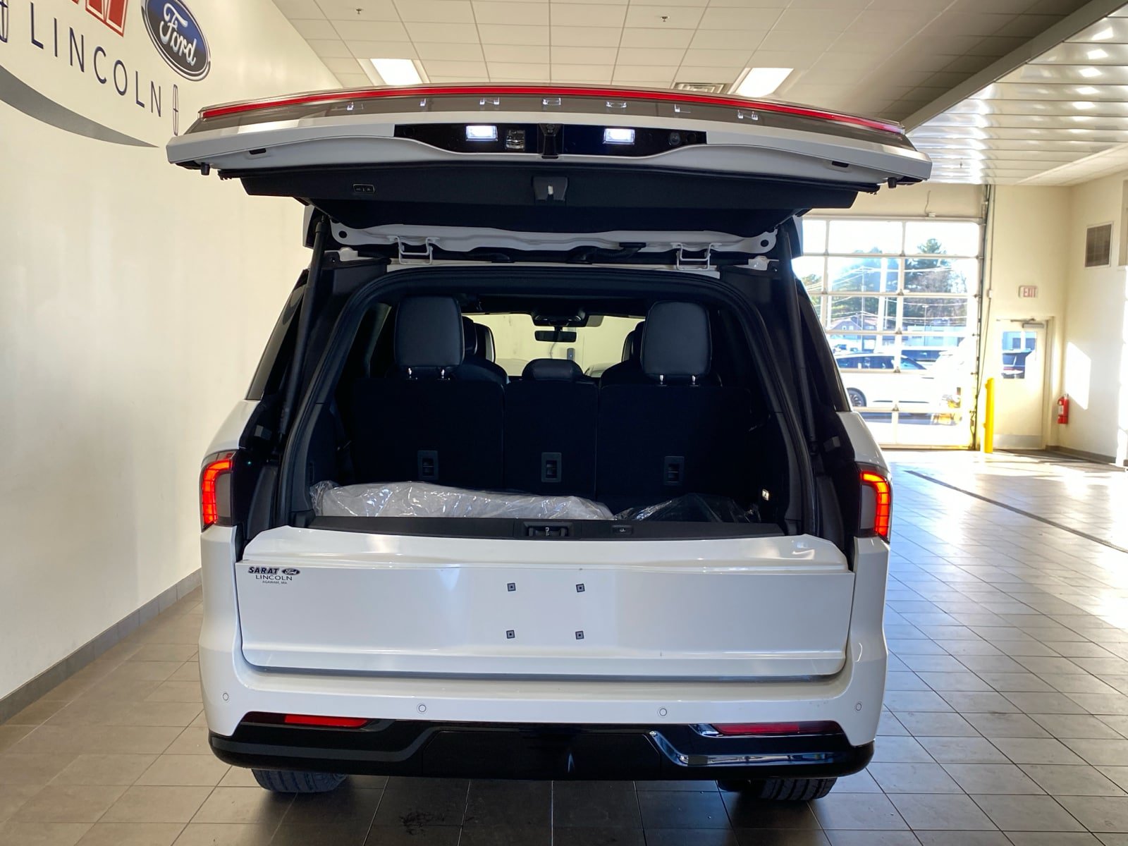 New 2025 Lincoln Navigator Reserve w/ Jet Appearance Package AWD/4WD image 7