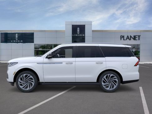 New 2026 Lincoln Navigator Premiere AWD/4WD image 3