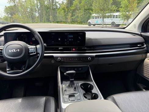 Used 2025 Kia Carnival FWD image 11