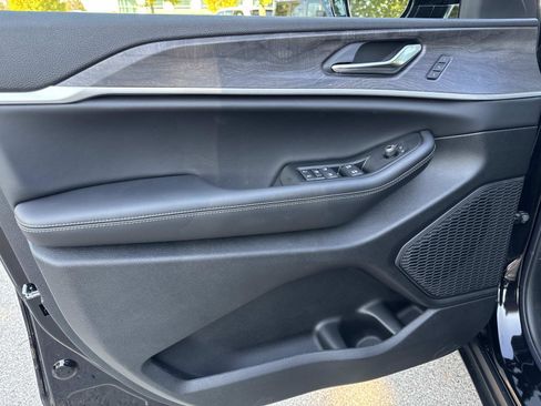 New 2025 Jeep Grand Cherokee Limited image 17