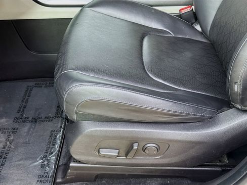 Used 2022 Kia Carnival LX FWD image 22