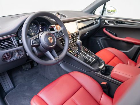 Certified 2025 Porsche Macan image 4
