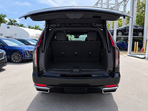 Used 2024 Cadillac Escalade Luxury AWD/4WD image 7