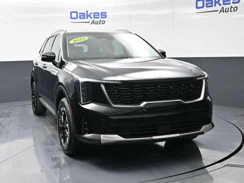Certified 2025 Kia Sorento S AWD/4WD image 3