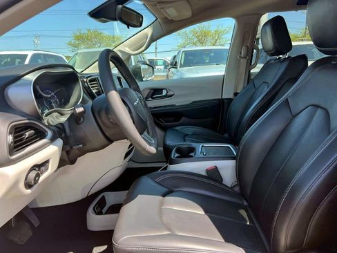 Certified 2023 Chrysler Pacifica Touring-L FWD image 17