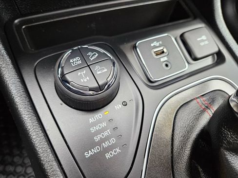 Used 2022 Jeep Cherokee Trailhawk w/ Sun, Sound & Nav Group AWD/4WD image 38