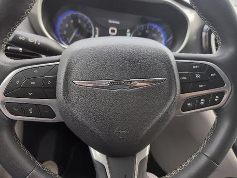 Used 2024 Chrysler Pacifica Touring-L FWD image 24