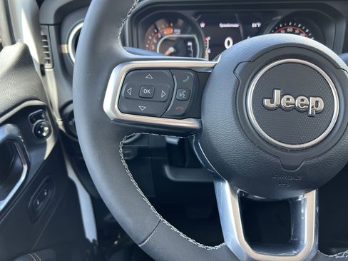 Used 2025 Jeep Wrangler Unlimited Sahara AWD/4WD image 19