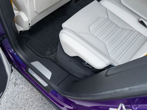 Used 2025 Lamborghini Urus SE image 48