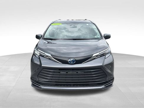 Used 2025 Toyota Sienna LE AWD/4WD image 2