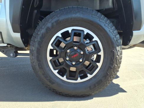 Certified 2025 Toyota Tacoma TRD Off-Road AWD/4WD image 9