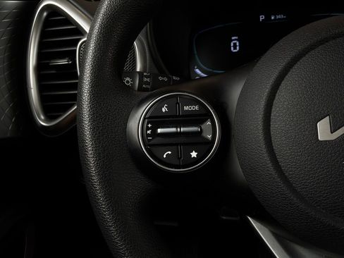 Used 2025 Kia Soul LX w/ LX Technology Package FWD image 31
