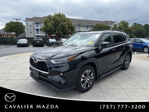 Used 2023 Toyota Highlander XLE AWD/4WD image 3