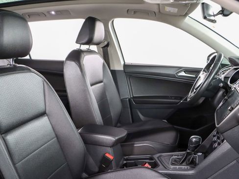 Used 2020 Volkswagen Tiguan SE w/ Panoramic Sunroof Package image 28