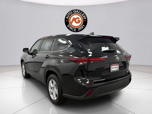 Used 2024 Toyota Highlander LE FWD image 5
