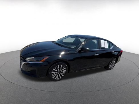 Used 2025 Nissan Altima 2.5 SV FWD image 7