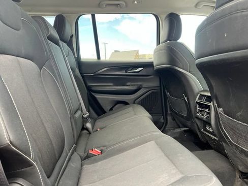 Used 2023 Jeep Grand Cherokee Laredo AWD/4WD image 17