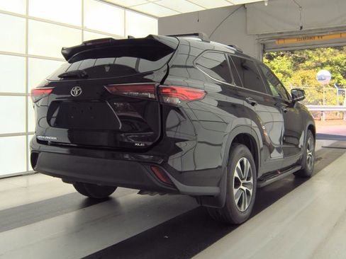 Used 2021 Toyota Highlander XLE AWD/4WD image 2