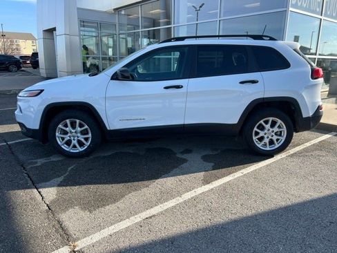Used 2017 Jeep Cherokee Sport image 2