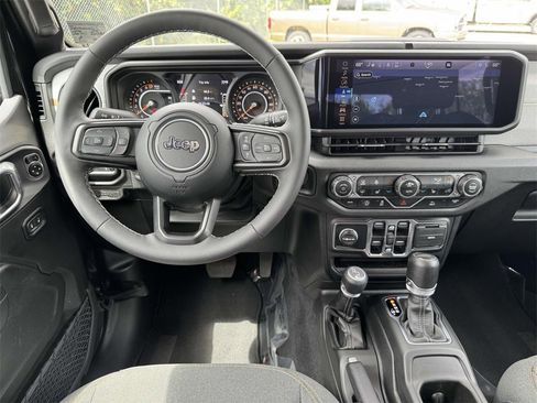 Used 2025 Jeep Gladiator Sport image 15