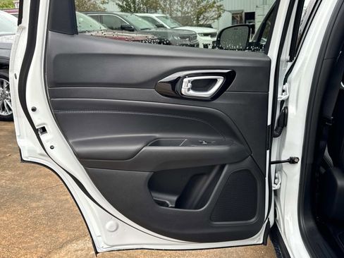 New 2026 Jeep Compass Latitude image 11