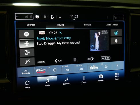 Used 2024 Chrysler Pacifica Touring-L image 22