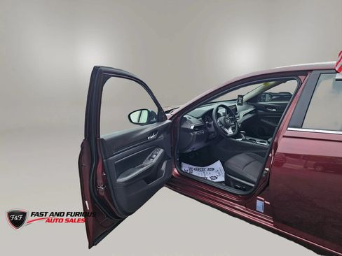 Used 2025 Nissan Altima 2.5 SV FWD image 9