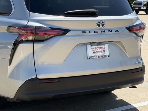 Used 2022 Toyota Sienna LE FWD image 6