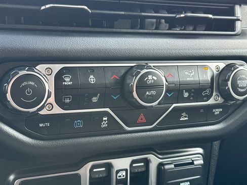 Used 2024 Jeep Wrangler Unlimited Sahara image 24