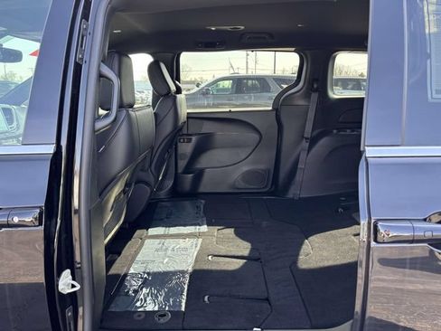 New 2027 Chrysler Pacifica Select FWD image 9