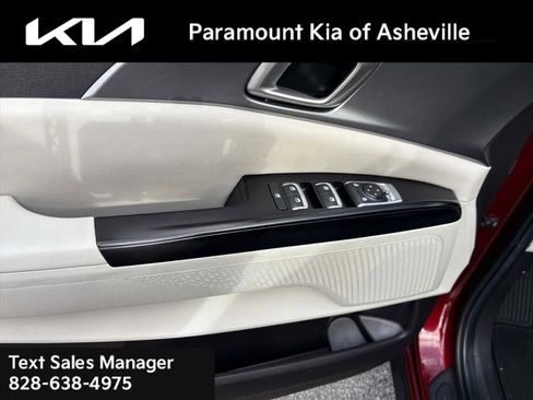 Used 2024 Kia Carnival LX image 23