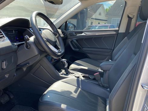 Used 2023 Volkswagen Tiguan SE w/ Panoramic Sunroof Package AWD/4WD image 9