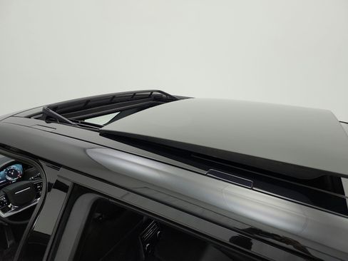 Used 2025 Land Rover Range Rover Long Wheelbase SE AWD/4WD image 11