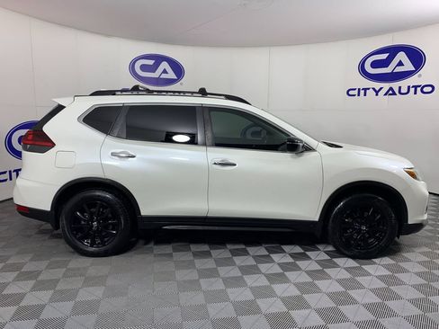 Used 2018 Nissan Rogue SV FWD image 2