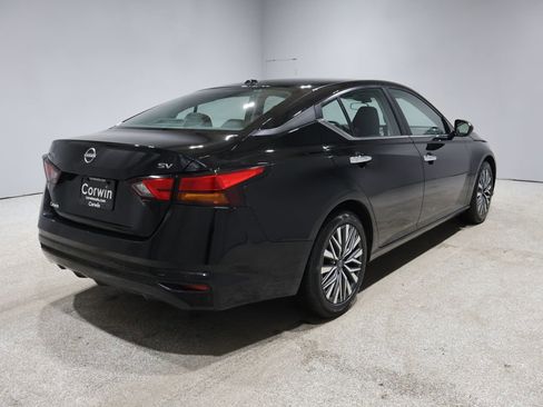 Used 2024 Nissan Altima 2.5 SV image 2
