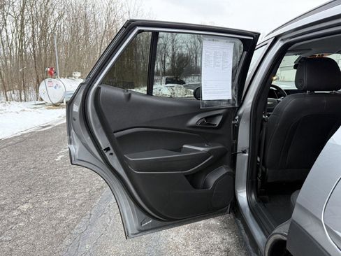 Used 2025 Chevrolet Trax LT w/ LT Convenience Package image 12